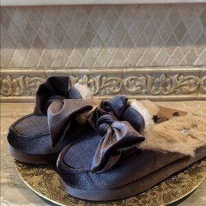 NWT Born Brown Plush Bow Velvet Slip-On Slippers 5-6M